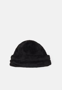 Svart faux fur-lue med rund topp og dobbelt brettet kant. Myk tekstur med en glatt overflate. Ingen synlige logoer eller mønstre.
