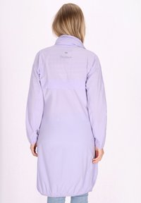 Długi, liliowy kurtka wiatrówka z wysokim kołnierzem, elastycznymi mankietami i ściąganym dołem. Posiada tylną wentylację i subtelne logo.