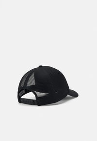 Gorra de camionero negra con parte trasera de malla, visera curvada, correa ajustable y sutil detalle del logo en el panel trasero. Textura mate en todo el diseño.