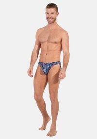 Blaue Schwimmbriefe mit Paisleymuster, aus dehnbarem Stoff gefertigt. Sie verfügen über einen niedrigen Schnitt und einen elastischen Bund für zusätzlichen Komfort.