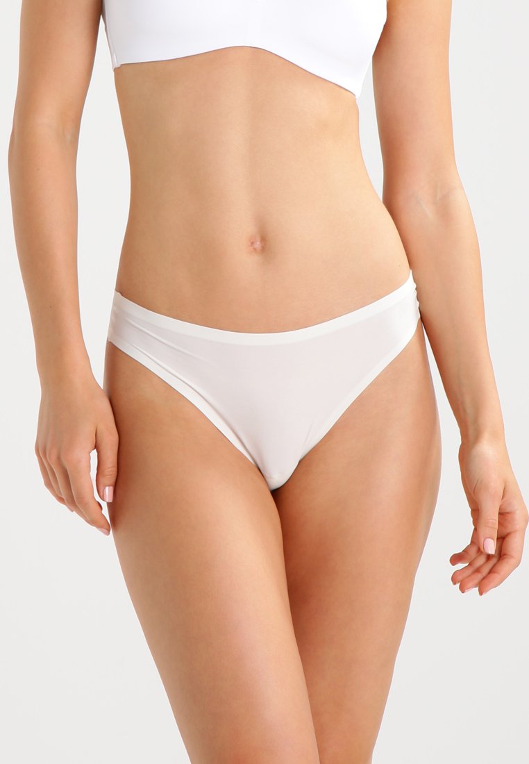 Weiße nahtlose Bikini-Höschen mit glatter Textur, niedrigem Schnitt und dünnem elastischen Bund. Geeignet für den täglichen Gebrauch.