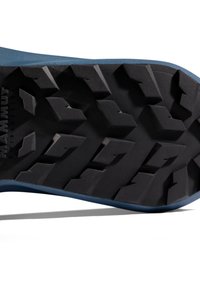 Semelle extérieure en caoutchouc noir avec des motifs de semelle profonde, paroi latérale bleue et détails de marque. Conçu pour offrir traction et durabilité sur des terrains variés.