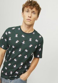 Grøn kortærmet t-shirt med trykt sneemand i rød, hvid og blå. Lavet af blødt stof, med rund halsudskæring.