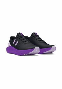 Chaussures de sport noires avec une tige en mesh lisse, des accents violets et une semelle texturée blanche et violette. Présente un design à lacets.