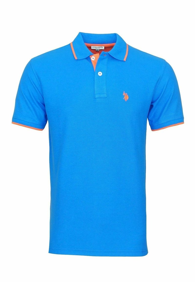Blaues Kurzarm-Polohemd mit orangefarbenem Besatz am Kragen und an den Ärmeln, zwei weißen Knöpfen und kleinem orangefarbenem gesticktem Logo auf der linken Brust.