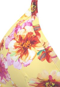 Bloemenbikini-top in geel met levendige roze en oranje bloemen. Voorzien van dunne banden en een gladde stoftextuur.