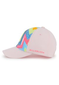 Ροζ καπέλο με πολύχρωμο σχέδιο ζιγκ ζαγκ από παγιέτες. Το όνομα της μάρκας "BILLIEBLUSH" είναι τυπωμένο με ροζ στο πλάι.