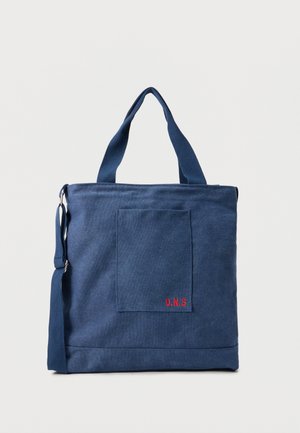Blauwe canvas tas met voorvak en rode "O.N.S" borduring, voorzien van dubbele handvatten en een verstelbare schouderriem.