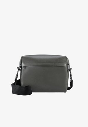 Siva kožna torba preko tijela s teksturiranom površinom, zatvaranjem na zatvarač, podesivim crnim remenom i diskretnim logotipom sprijeda.