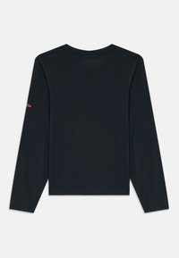 Langermet svart bomullsskjorte med rund hals. Har en rød logo på venstre erme. Glatt tekstur og vanlig passform.