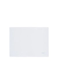 Biały prostokątny koc z bawełny o gładkiej fakturze. Posiada delikatne przeszycia oraz małe logo w prawym dolnym rogu.