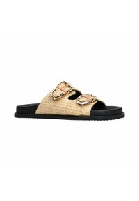 Natuurlijke gevlochten sandalen van materiaal met twee verstelbare bruine banden, zilveren gespen en een zwarte rubberen zool. Open teen ontwerp voor ademend vermogen.