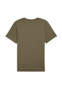 Camiseta verde oliva de manga corta con escote redondo, textura suave y sin logotipos ni patrones visibles. Diseño simple y sin adornos.