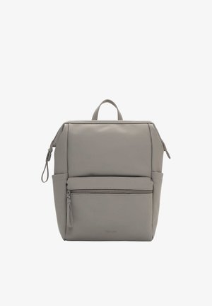 Minimalistyczny jasnoszary plecak z górnym uchwytem, przednią kieszenią na suwak, bocznymi kieszeniami oraz podwójnymi suwakami, na białym tle.