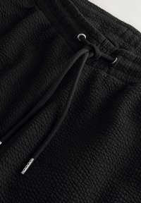 SEERSUCKER-REGULAR FIT - Shorts - black