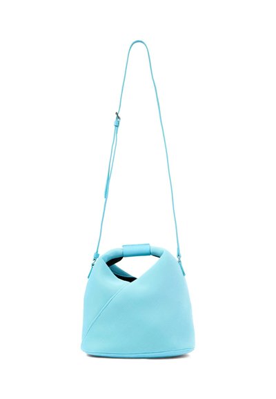 Sac seau bleu clair texturé avec une courte poignée et une longue bandoulière réglable, debout sur un fond blanc.