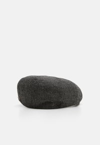 Fekete és szürke herringbone mintás lapos sapka, lekerekített formával és texturált gyapjú keverékből készült anyaggal. Lapos karimával és finom varrási részletekkel.