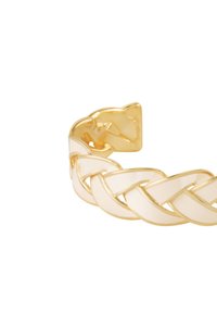 Bracelet en cuff tressé en ton doré avec une finition lisse et brillante et un détail de fermoir texturé, présentant des éléments de design entrelacés.