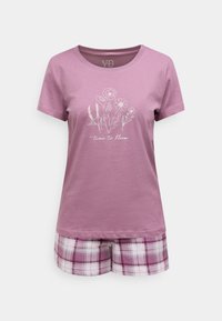 Ανοιχτό μωβ βαμβακερό μπλουζάκι με floral σχέδιο και κείμενο «time to bloom», συνδυασμένο με καρό σορτς σε ροζ και λευκούς τόνους.