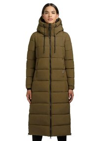 Lange, olijfgroene pufferjas met een hoge kraag, verstelbare capuchon en zwarte rits. Heeft horizontale quilt-inrichting en zijzakken.
