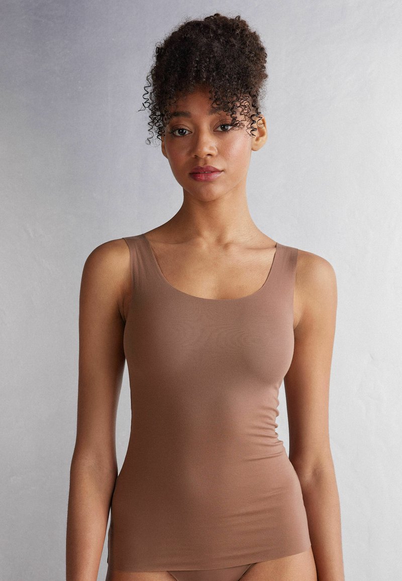 Intimissimi - AUS SUPIMA NAHTLOSER RUNDAUSSCHNITT - Camiseta interior - natürlich i dark beige, Ampliar