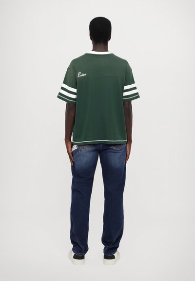 Evisu FRONT AND BACK PANELING AND CONTRAST STITCH - Triko s potiskem - green