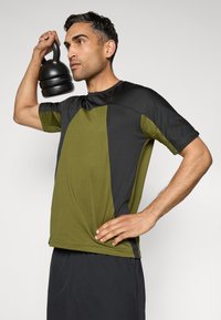 Champion C-TECH COLORBLOCK CREWNECK  - Sport T-shirt - khaki