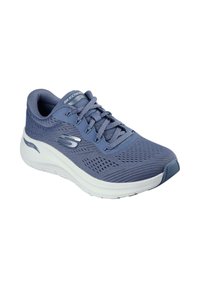 Zapatilla deportiva azul con cordones, parte superior de malla transpirable, entresuela blanca acolchada y finos perforaciones para ventilación.