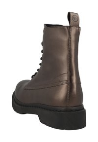 Bottine métallisée marron avec une finition lisse, lacets noirs, talon renforcé et semelle en caoutchouc texturé. Présente un logo à l'arrière.
