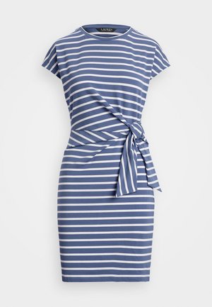 Vestido riscado em azul e branco, com decote redondo, mangas curtas e um detalhe de cintura atada para uma silhueta ajustada. Textura de tecido suave.