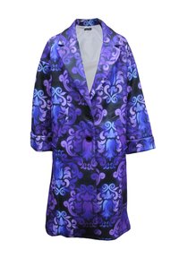 Abrigo largo con estampado en tonos morados y azules, con cuello de solapa, botones cruzados y mangas remangadas, hecho de tela brillante.