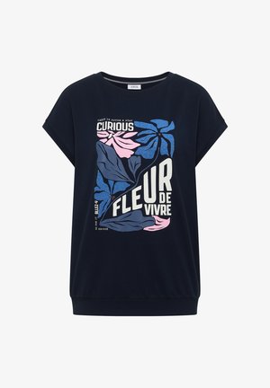 Camiseta de manga corta azul marino con gráfico floral en rosa y azul y texto blanco que dice "Curious Fleur de Vivre" en el frente.