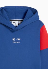 Felpa blu in misto cotone, con una manica rossa, logo frontale "BMW Motorsport" e cappuccio regolabile con cordino.