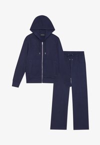 Δεν επιλέχθηκε, 19-3815 tcx evening blue