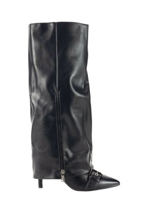 Bota de cuero negra hasta la rodilla con punta afilada, cremallera lateral, tacón de stiletto bajo y correa decorativa con hebilla en la parte delantera.