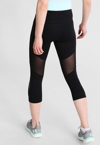 GAP Träningsshorts 3/4-längd - black