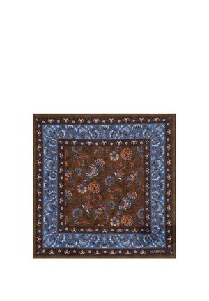 Pañuelo cuadrado con fondo marrón, con intrincados patrones florales en naranja, azul y blanco, bordeado por un marco floral azul y marrón.