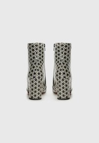 Chie Mihara MANU - Botines de cuña - black