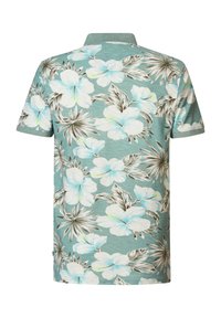 Teal väri, jossa on lillemusteret polo shirt med store hvide og lyseblå blomster, mørkegrønne blade og en ribbet krave. Korte ærmer.