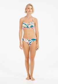 Bikini multicolore—top in stile bralet con centro arricciato, spalline regolabili; slip a vita bassa coordinati con motivo geometrico a foglie.