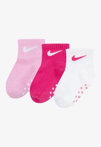 Három darab pamut bokazokni. Színek: világos rózsaszín, élénk rózsaszín és fehér. Mindegyiken Nike logó található, valamint talpán tapadó pöttyök.