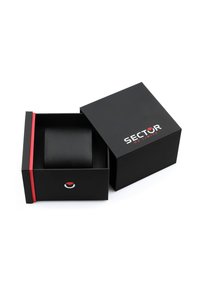Scatola regalo nera a forma quadrata con una fascia rossa in accentuazione, caratterizzata dal logo bianco "SECTOR NO LIMITS" sul coperchio. Contiene un oggetto cilindrico nero all'interno.