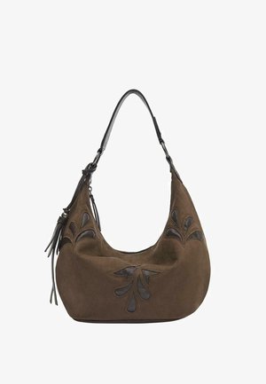 Sac à bandoulière en daim marron avec des motifs floraux découpés en cuir foncé, une sangle unique et un pompon décoratif sur le côté.