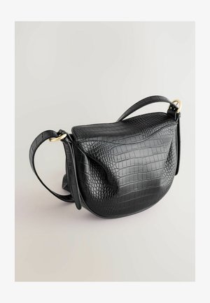 Sac à main en cuir noir embossé crocodile avec une forme incurvée, une seule anse supérieure et des accents en métal doré. Texture lisse sur l'ensemble.