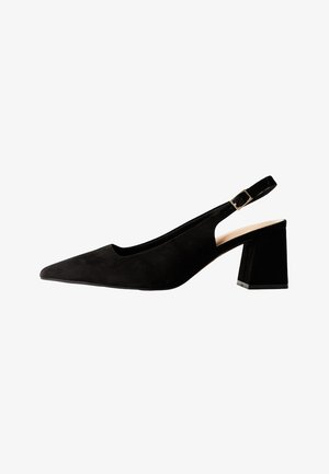 Chaussure slingback en daim noir à bout pointu et talon bloc, avec une bride à boucle dorée et une doublure intérieure beige.
