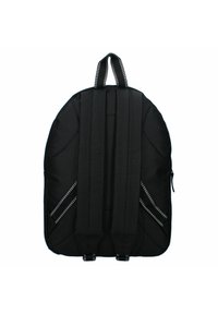 Sac à dos noir avec des sangles rembourrées réglables, de forme arrondie et de subtiles lignes horizontales. Il dispose d'une poignée supérieure et d'une poche zippée sur le côté.