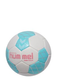 Pallone da calcio bianco con accenti blu chiaro e motivi a diamante. Presenta un testo rosa con la scritta "hummel CLASSIC ENERGIZER" e ha una texture liscia.
