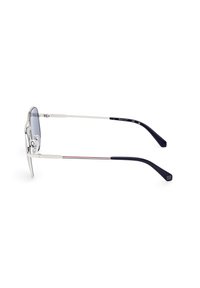 Gafas de sol metálicas plateadas con lentes oscuros. Presentan un diseño elegante, puntas de las patillas negras y franjas rojas y blancas de acento en las patillas.