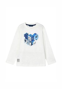 T-shirt bianca a maniche lunghe con stampa grafica blu caratterizzata da hashtag e testo "ACTIVE CREW HI!" al centro, e un codice QR sull'orlo.