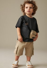 Next - UTILITY BUMBAG SHORT SLEEVE SET-REGULAR FIT - Šortai - tan brown grey Miniatiūros vaizdas 1